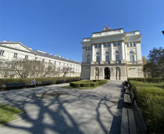 Studia na kierunku prawo w Warszawie stacjonarne czy niestacjonarne – jaki tryb wybrać?