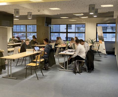 Studia na kierunku pielęgniarstwo w Warszawie stacjonarne czy niestacjonarne – jaki tryb wybrać?