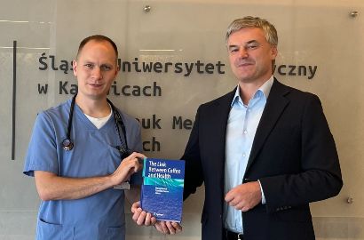 Eksperci ŚUM wśród autorów globalnej publikacji o wpływie kawy na zdrowie